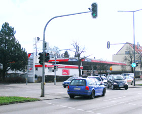 Befahrene Kreuzung vor einer Tankstelle